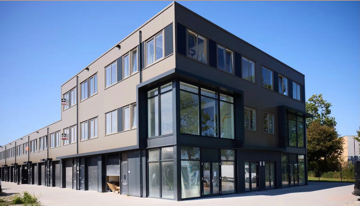 Nieuw complex met bedrijfsunits van Younit in Heerhugowaard: drie lagen, roldeuren op de begane grond en glas op de hoek.